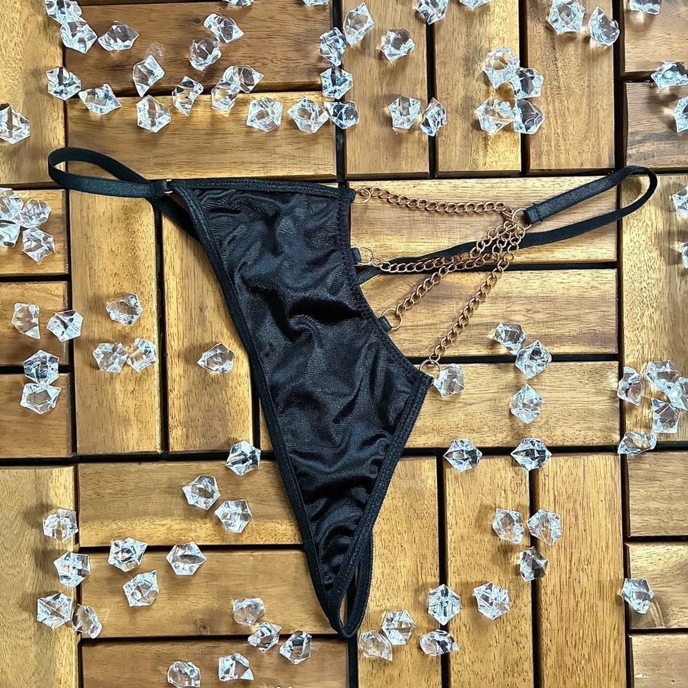 Open sided chained thong